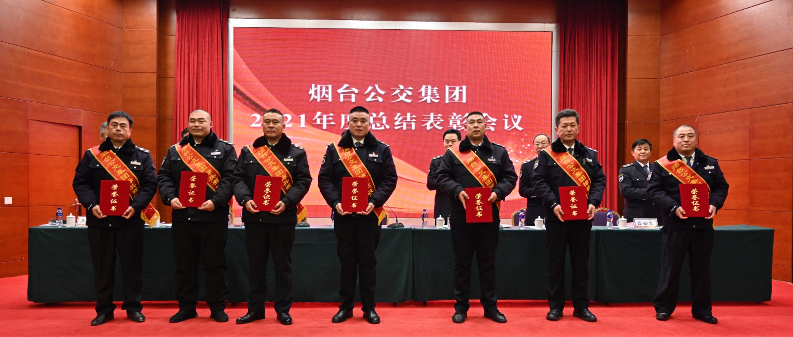61d7de9cbd76f.jpg 標(biāo)兵駕駛員.jpg